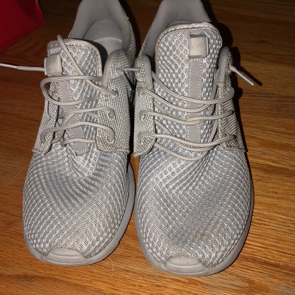 Men’s size 9.5 Roshe Run 9/10 condition